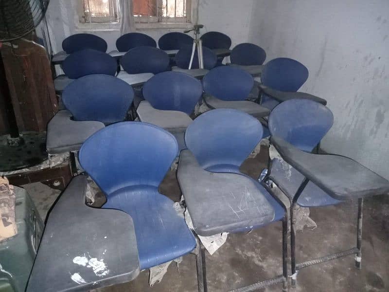 I want to sell 10 student chairs in good condition. . 0