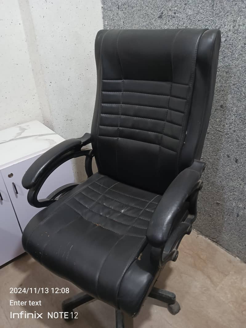 Office chair achi halat me he bilkul thk he chair 1