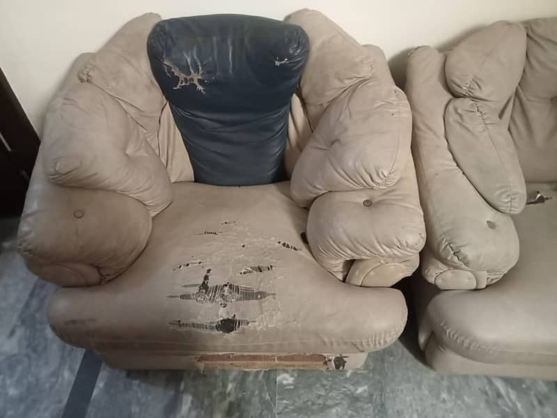 5 seater Leather sofa and 1 Table for sale 2