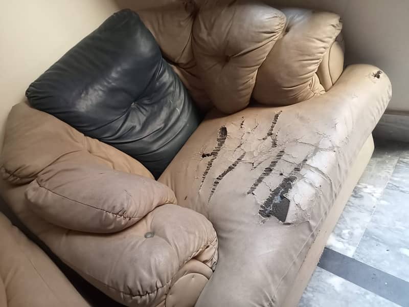 5 seater Leather sofa and 1 Table for sale 3