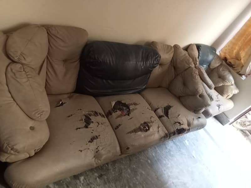 5 seater Leather sofa and 1 Table for sale 5