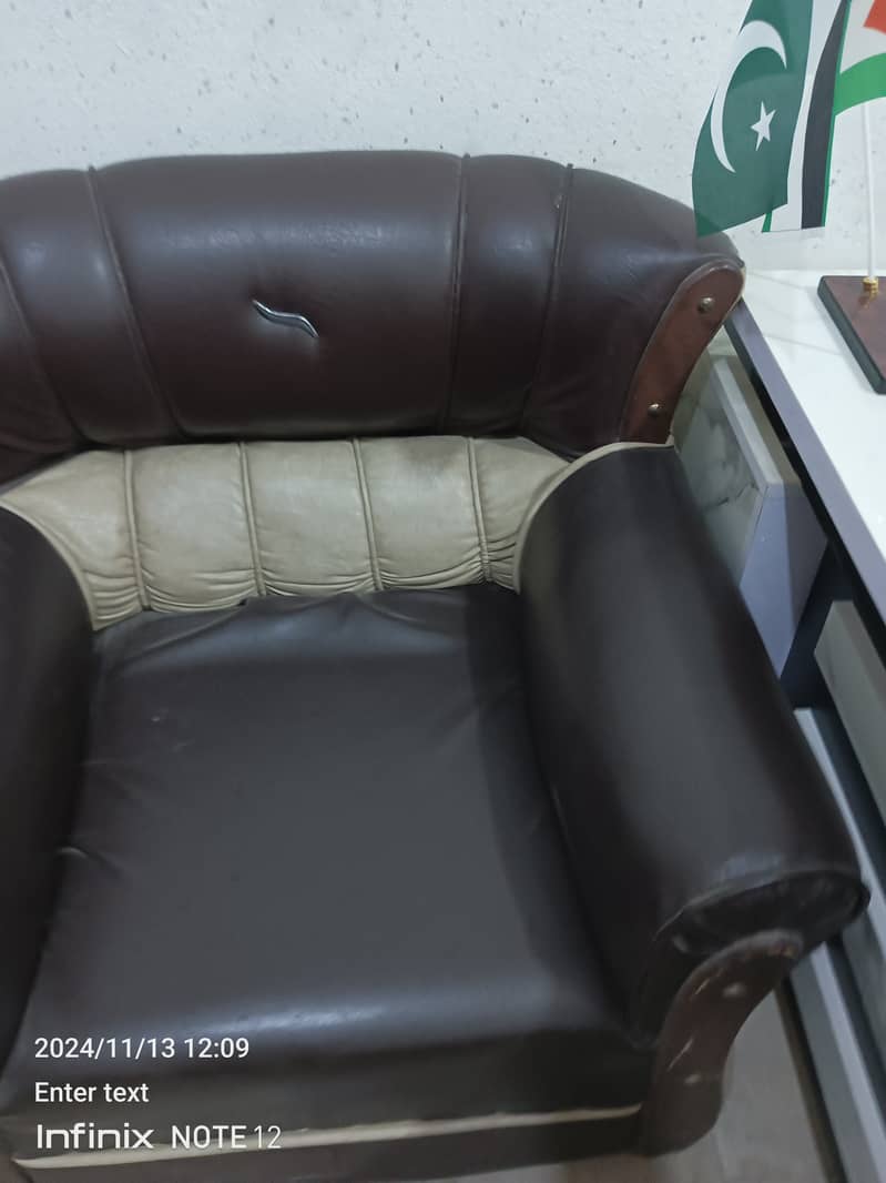 Sofa set office sofa achi halat me he 5seatr leather sofa he office ka 1