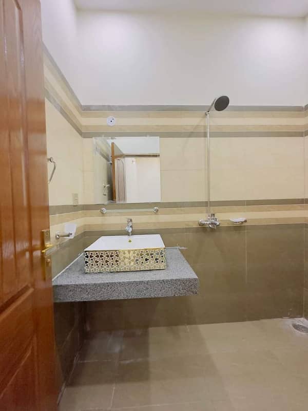 BRAND NEW 5 MARLA HOUSE AVALIABLE FOR RENT SECTOR E BLOCK RAFI JINNAH NISHTER BAHRIA TOWN LAHORE 8