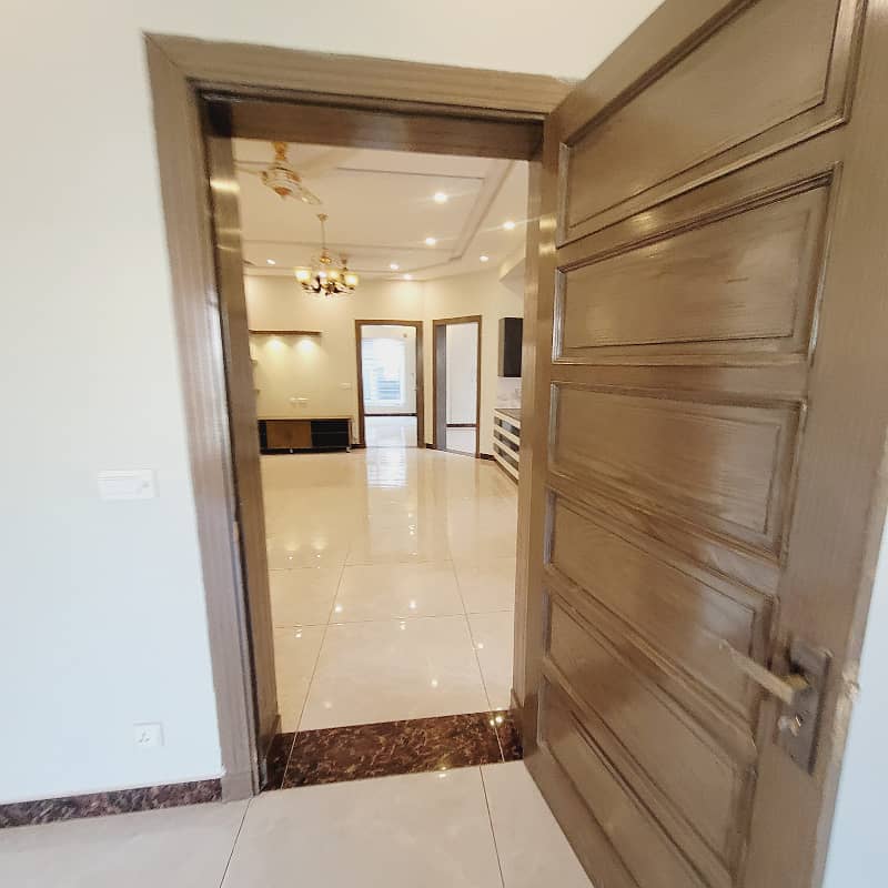 10 Marla Beautiful House Available In Phase 3 Bahria Town 15