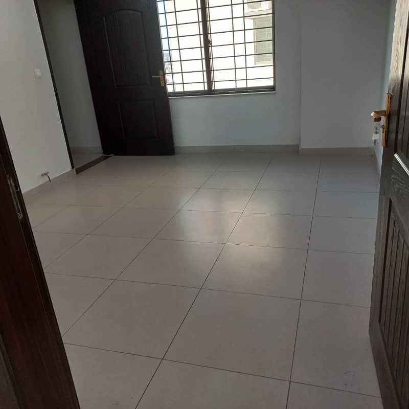 10 Marla Apartment 4 Floor For Rent 110k Rent And Ground Floor For Rent 120k Rent 10