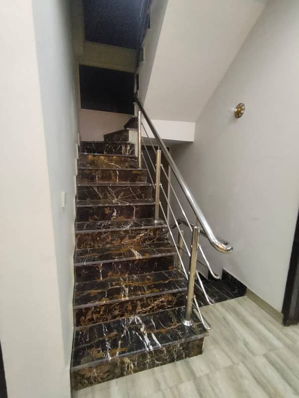 1 KANAL OUT CLASS UPPER PORTION FOR RENT PRIME LOCATION IN GATED COMMUNITY NEAR AIRPORT ROAD 2