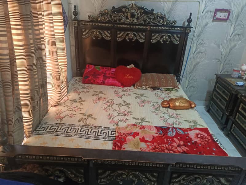 King size bed, side tables and dressing table 0