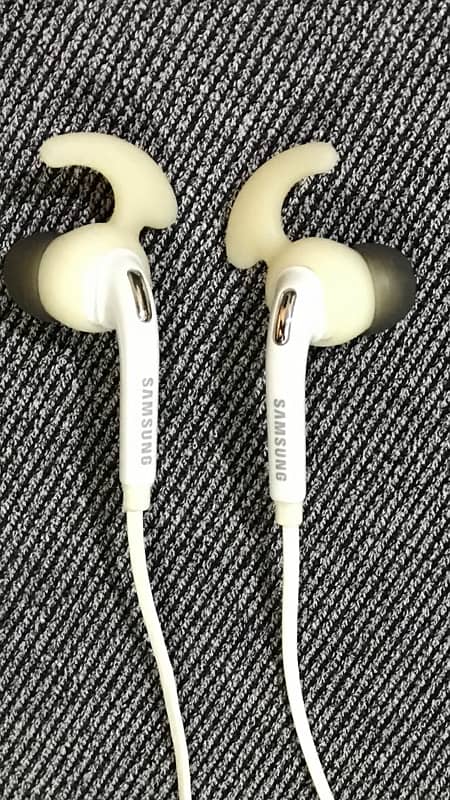 Original Samsung EG-920 Handsfree in White Color. 2