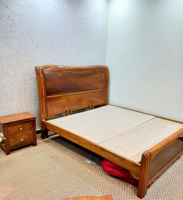 Solid Sheesham Wood New bed set never used  bed side table dressing 2