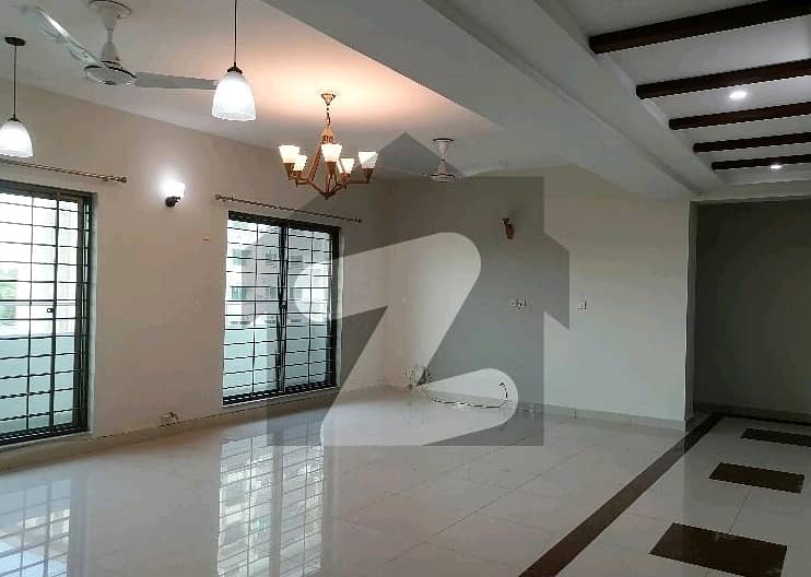 10 Marla Flat For sale In Rs. 35000000 Only 4