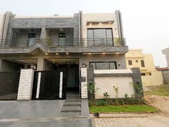 Prime Location In Central Park - Block A1 Of Lahore, A 5 Marla House Is Available