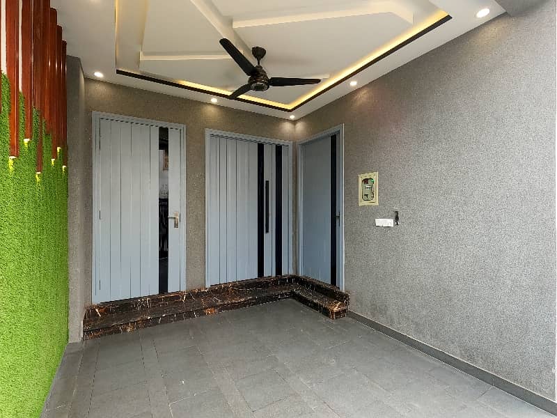 Prime Location In Central Park - Block A1 Of Lahore, A 5 Marla House Is Available 3