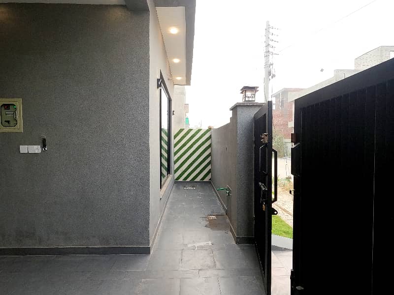 Prime Location In Central Park - Block A1 Of Lahore, A 5 Marla House Is Available 4