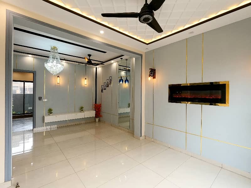 Prime Location In Central Park - Block A1 Of Lahore, A 5 Marla House Is Available 5