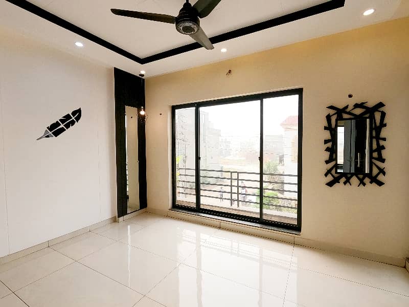 Prime Location In Central Park - Block A1 Of Lahore, A 5 Marla House Is Available 18