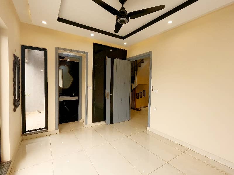 Prime Location In Central Park - Block A1 Of Lahore, A 5 Marla House Is Available 19