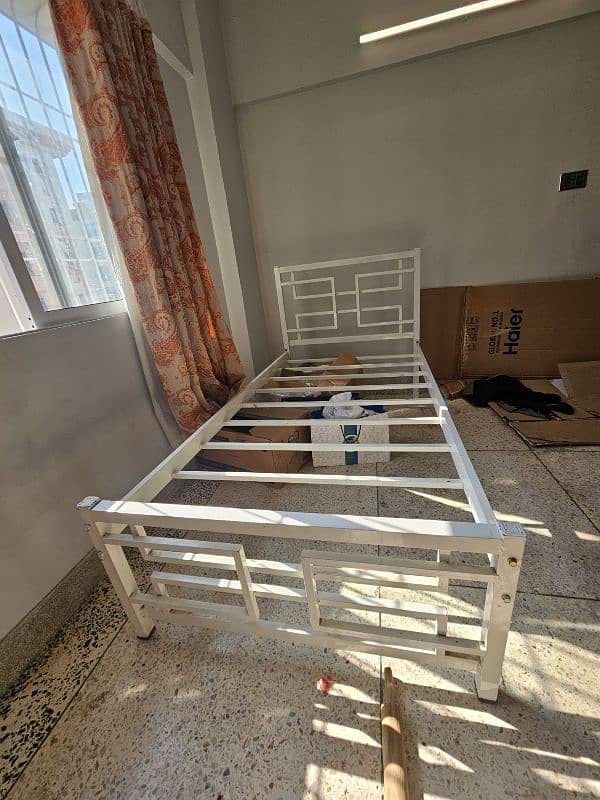 white iron single bed 0