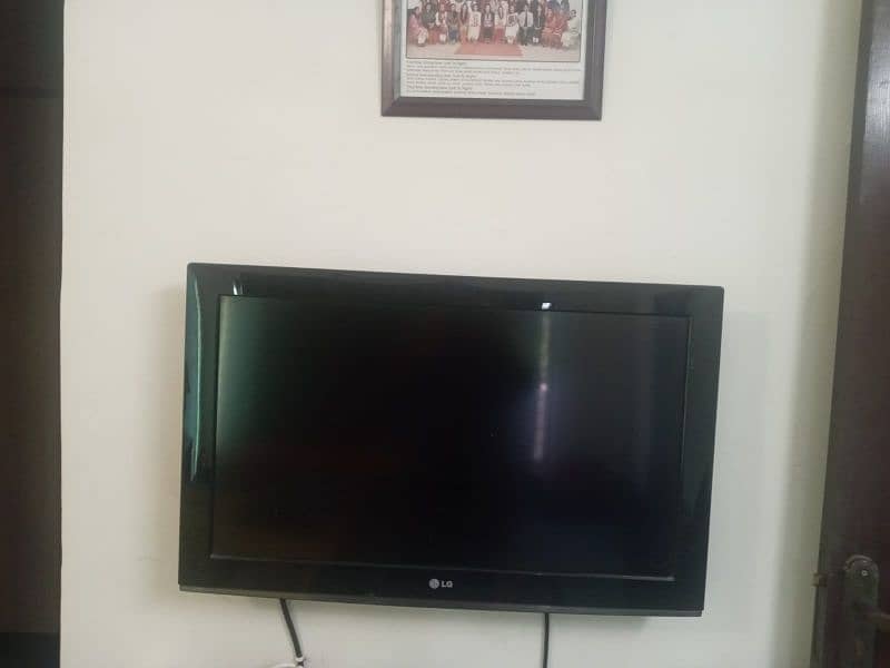 LG 32 inch LCD in 10/10 immaculate condition. 3