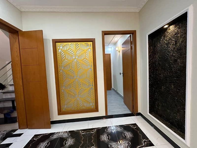 Prime Location House 10 Marla For sale In Central Park - Block G 3