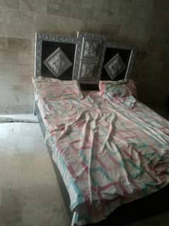 Used but new condition bed set very cheap price contact: 03707464133