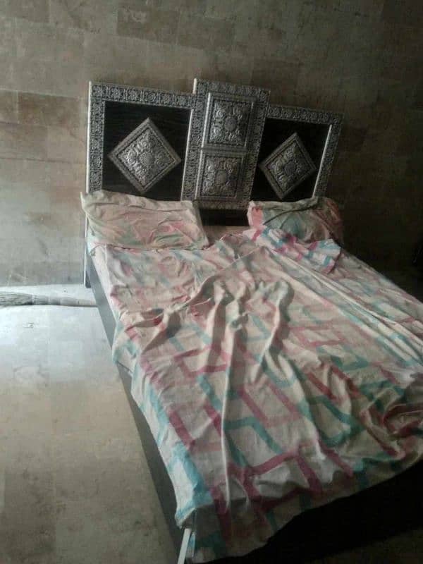 Used but new condition bed set very cheap price contact: 03707464133 0