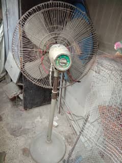 PADESTAL FAN IN GOOD CONDITION