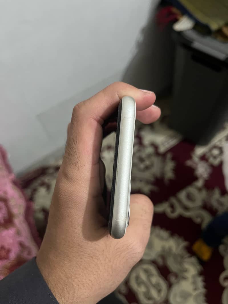 Apple iPhone 11 3