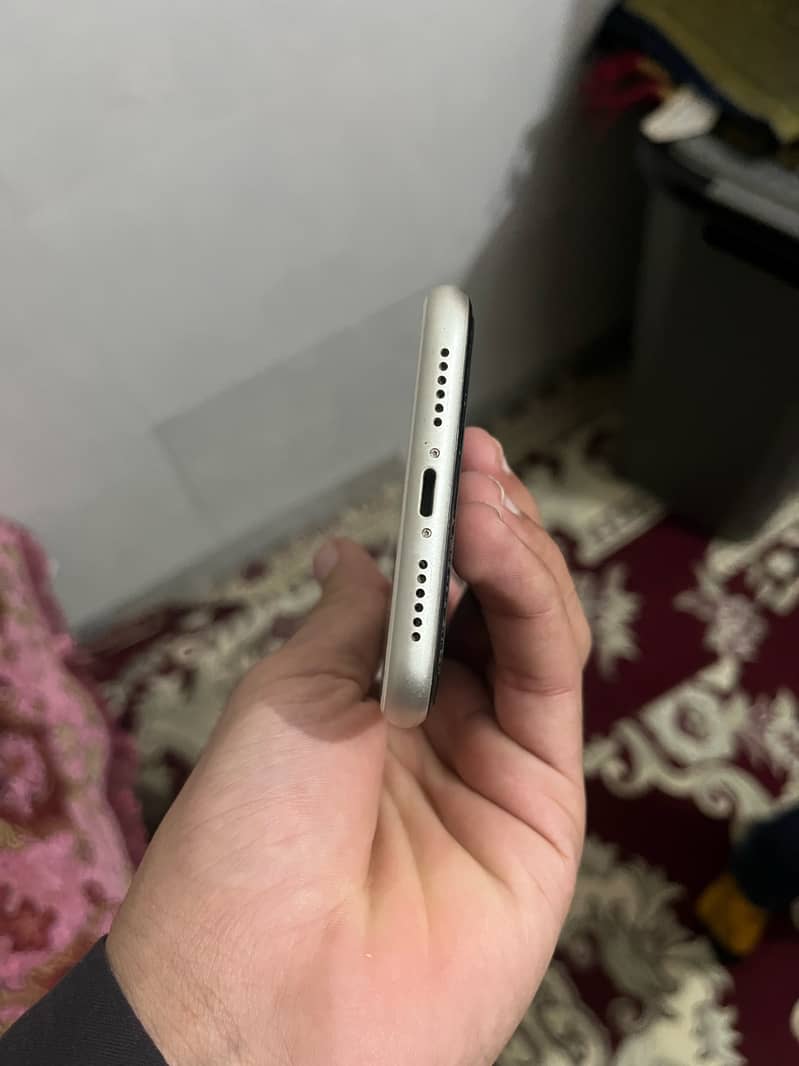 Apple iPhone 11 4