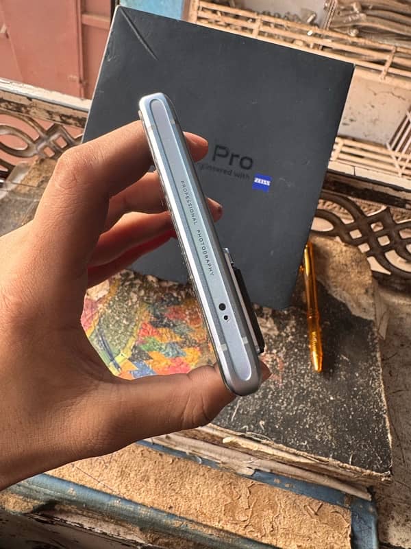 vivo x70 pro with box and original charger 3