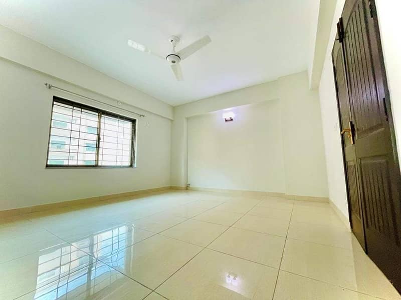 BEAUTIFUL APARTMENT AVAILABLE FOR RENT IN ASKARI 10 LAHORE 2