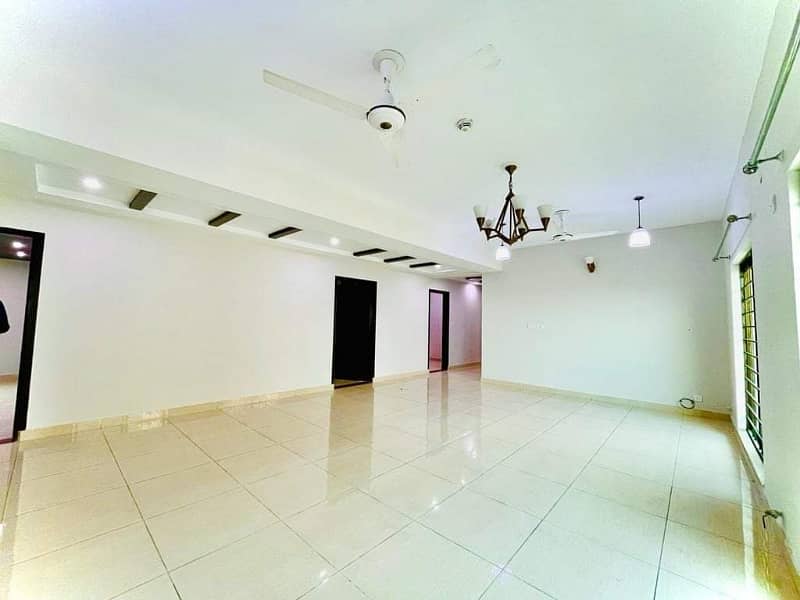 BEAUTIFUL APARTMENT AVAILABLE FOR RENT IN ASKARI 10 LAHORE 3