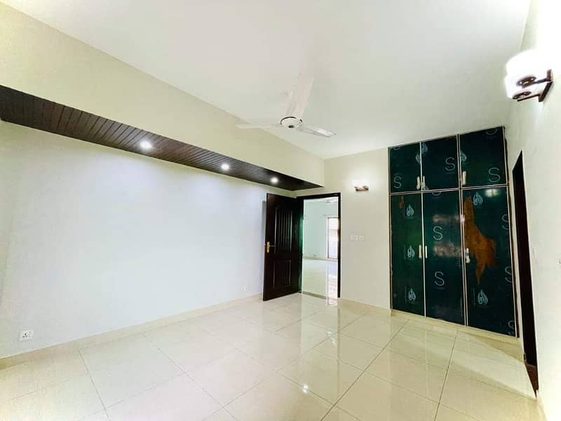 BEAUTIFUL APARTMENT AVAILABLE FOR RENT IN ASKARI 10 LAHORE 10