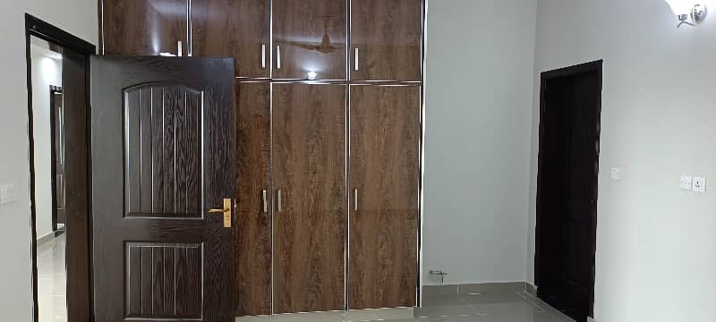 BEAUTIFUL APARTMENT AVAILABLE FOR RENT IN ASKARI 10 LAHORE 19