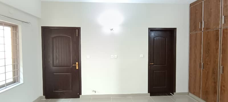 BEAUTIFUL APARTMENT AVAILABLE FOR RENT IN ASKARI 10 LAHORE 17