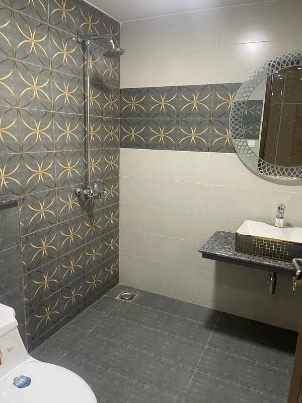 BEAUTIFUL APARTMENT AVAILABLE FOR RENT IN ASKARI10 LAHORE 3