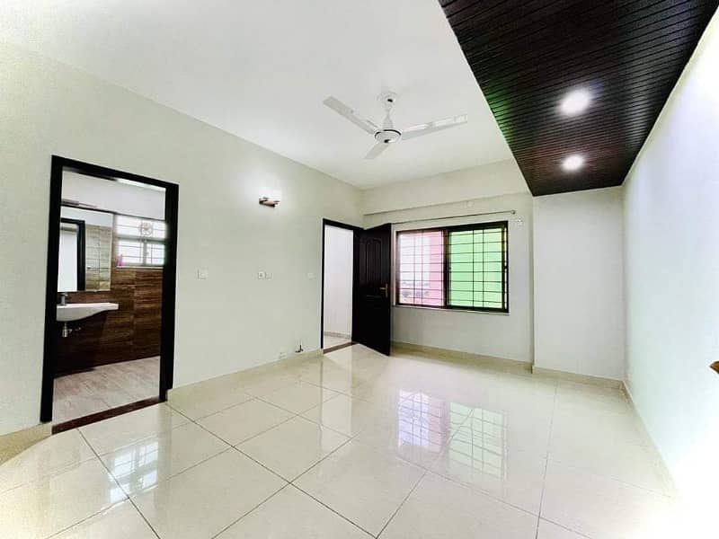 BEAUTIFUL APARTMENT AVAILABLE FOR RENT IN ASKRI 10 SECTOR S LAHORE Near To Park Near To Masjid 4