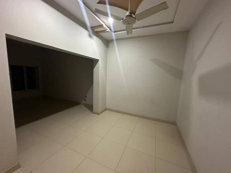 iqbal town rahwali upper portion for rent seprate stairs 0