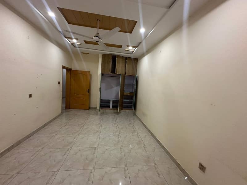 iqbal town rahwali upper portion for rent seprate stairs 1