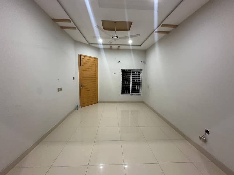 iqbal town rahwali upper portion for rent seprate stairs 2