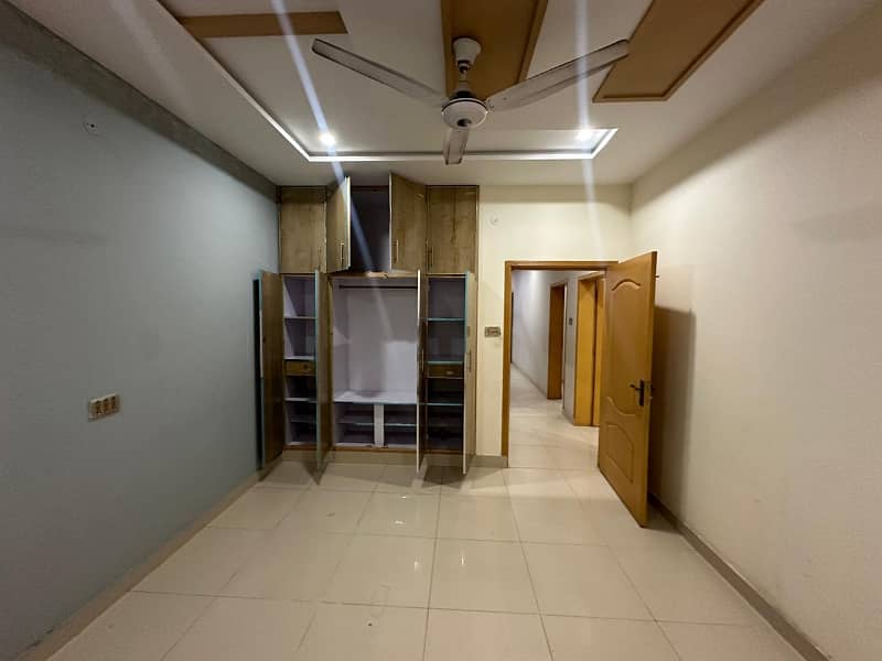 iqbal town rahwali upper portion for rent seprate stairs 4