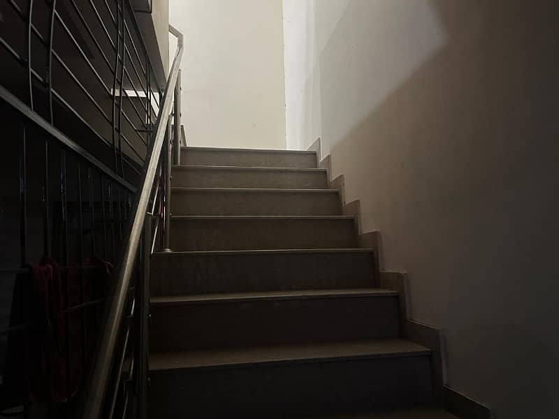 iqbal town rahwali upper portion for rent seprate stairs 6