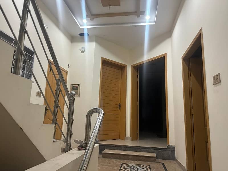 iqbal town rahwali upper portion for rent seprate stairs 8