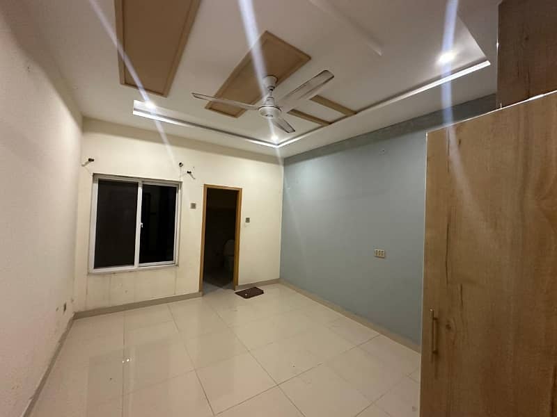 iqbal town rahwali upper portion for rent seprate stairs 9