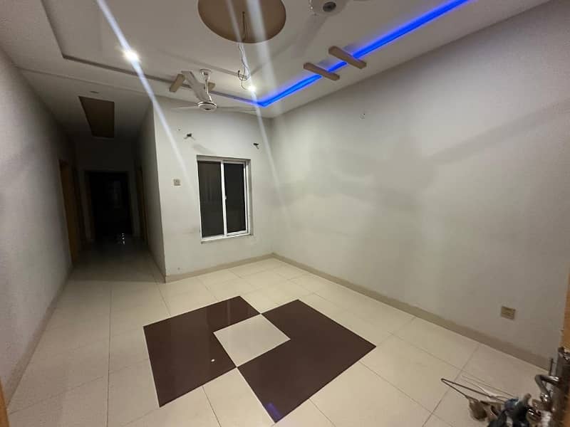 iqbal town rahwali upper portion for rent seprate stairs 11