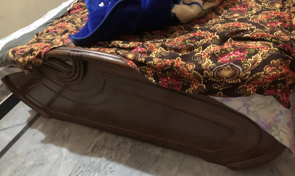 Queen size bed set urgent sale. 4