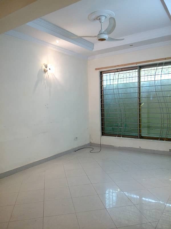 G11 30 - 60 GROUND PORTION FOR RENT NEAT AND CLEAN HOUSE 0