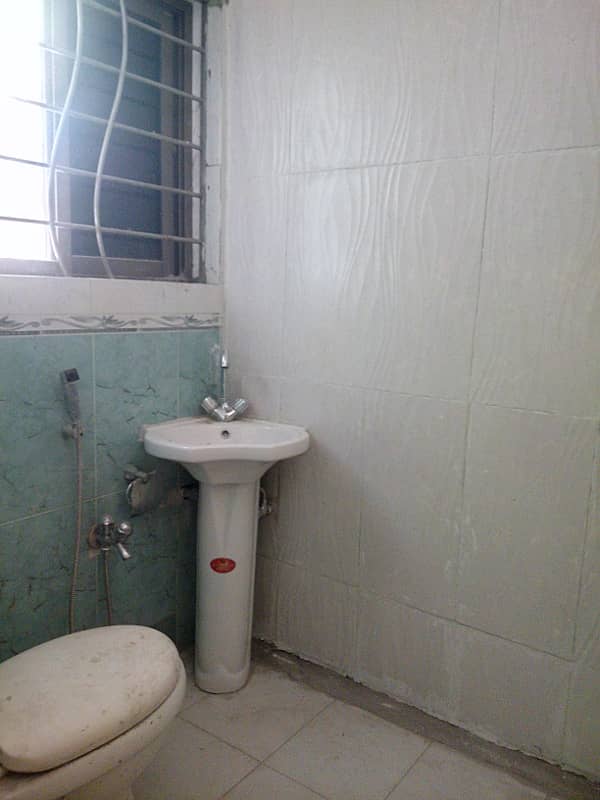 G11 30 - 60 GROUND PORTION FOR RENT NEAT AND CLEAN HOUSE 8