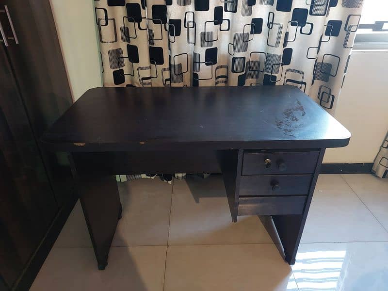 table in good condition 1