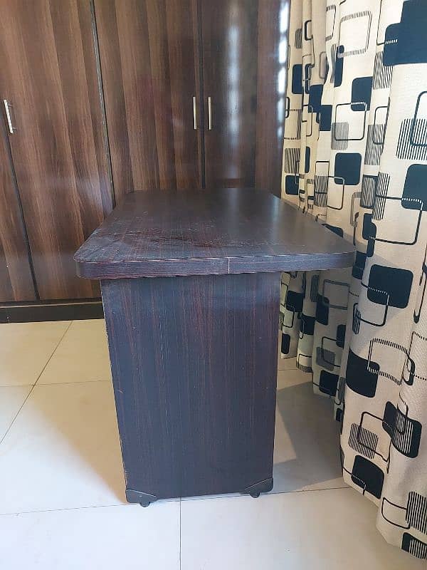 table in good condition 2