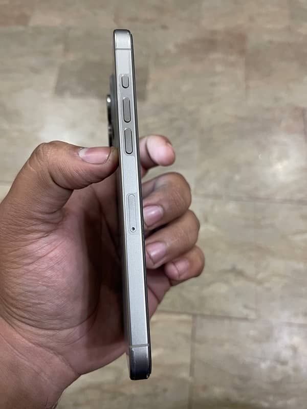 IPHONE 15 pro max  256Gb natural titanium 2